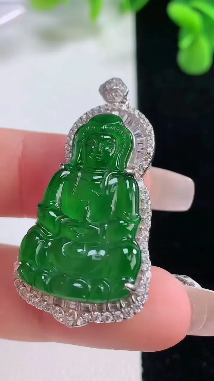 天然A货翡翠观音菩萨吊坠，尺寸42.6-21.6-8.8，裸石29.5-19重量:7.79g
12月