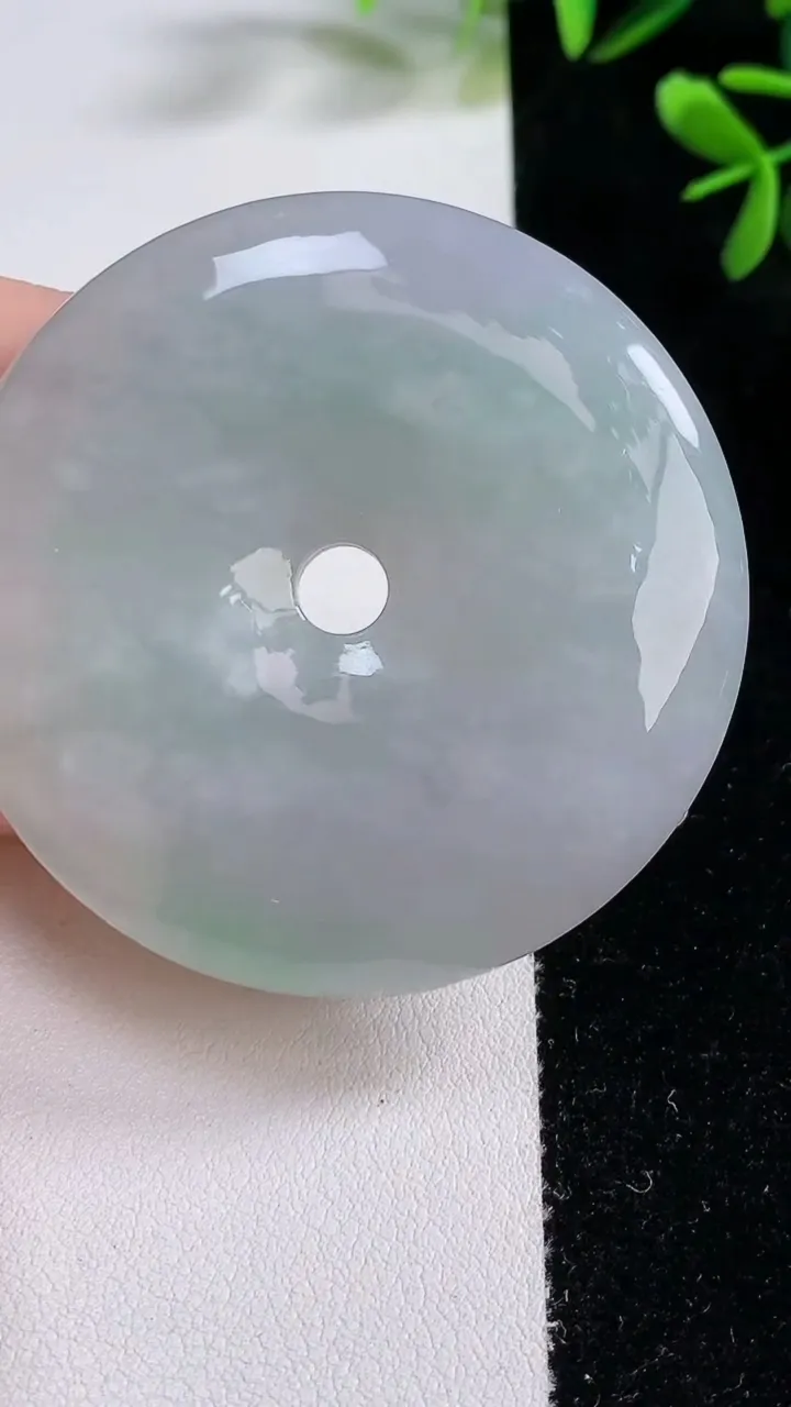 天然A货翡翠平安扣吊坠，尺寸53.8-10.2，重:58.61g
12月20日