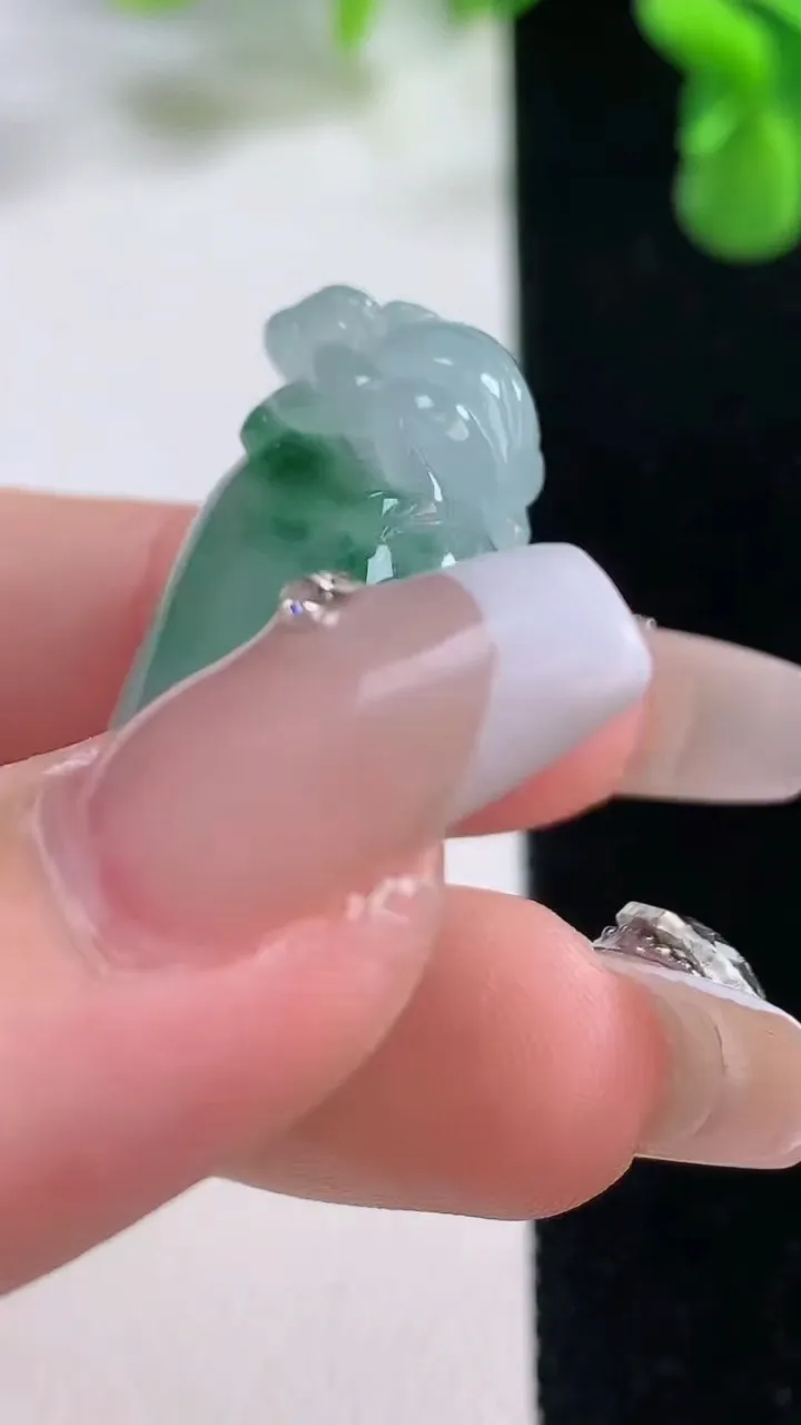 天然A货翡翠飘花福瓜吊坠，尺寸39.3-18.7-12.5，重量:15.91g
12月20日