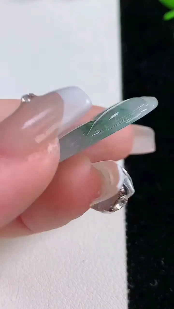 天然A货翡翠飘花金枝玉叶 叶子吊坠，尺寸39.5-21.9-4.1，重:6.61g
12月20日