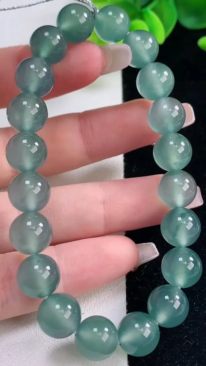 天然A货翡翠种蓝水圆珠手串，尺寸10-20颗，重量:33.24g12月20日
工厂直销收藏佳品,种好水足，色泽均匀，有种有色，上手高大气！