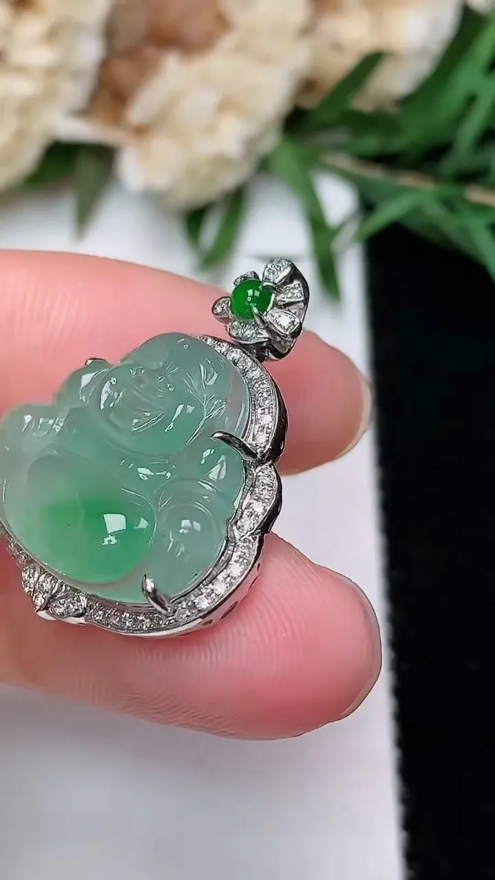 天然A货翡翠佛公吊坠，尺寸24.9-20.3-6.3
12月20日