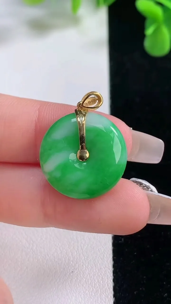 天然A货翡翠平安扣吊坠，尺寸19.4-5.7，重量:5.07g
12月20日
