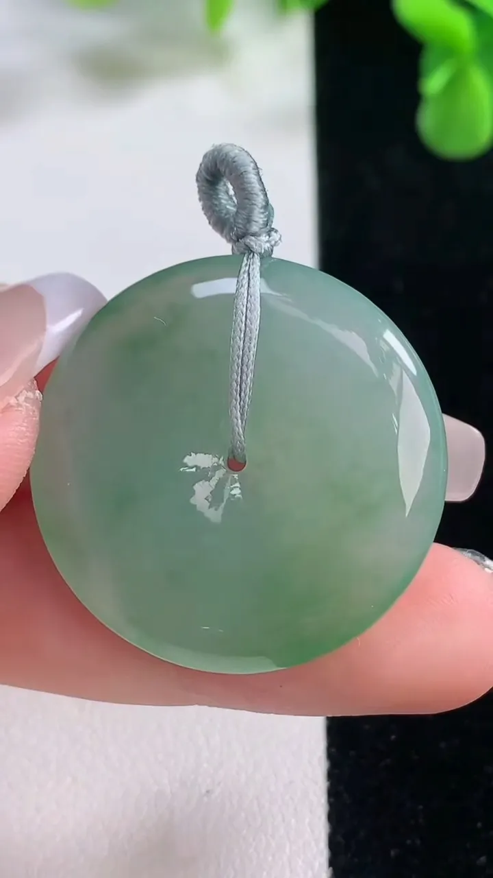 天然A货翡翠平安扣吊坠，尺寸30.7-5.9，重量:12.33g
12月20日
