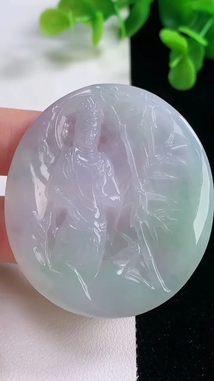 天然A货翡翠观音菩萨吊坠，尺寸53.6-47.6-5，重量:26.86g
12月20日