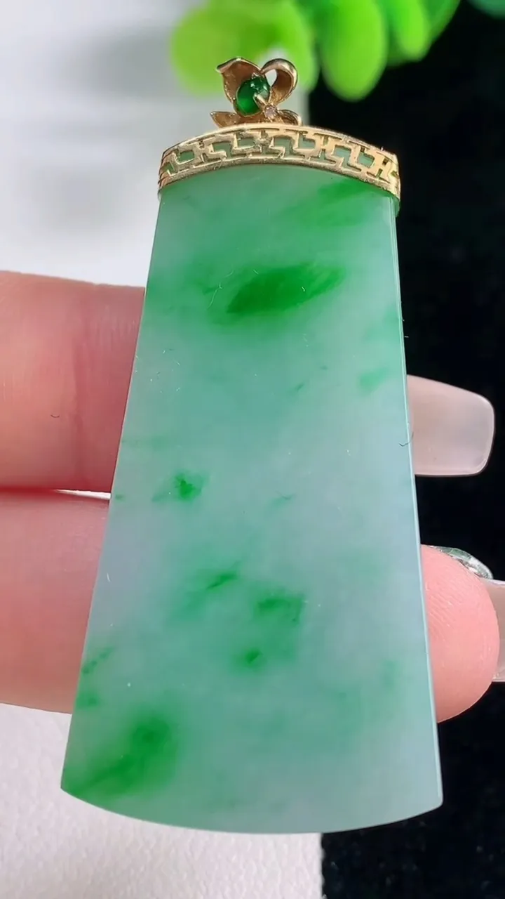 天然A货翡翠无事牌吊坠，尺寸48-24.4-4.8，重量:15.69g
12月20日