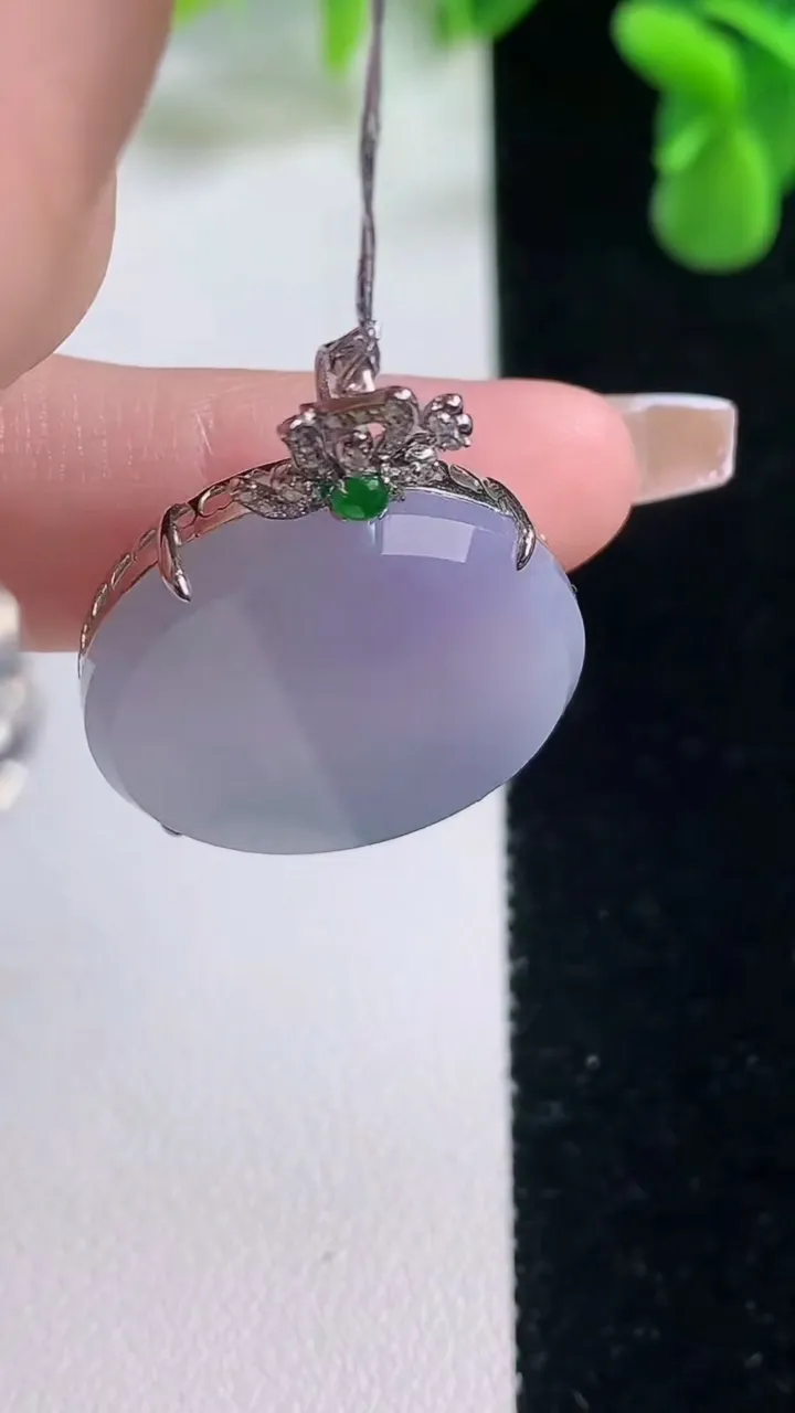 天然A货翡翠18K金紫罗兰无事牌吊坠，尺寸23.3-5.2，重量:5.51g
12月20日