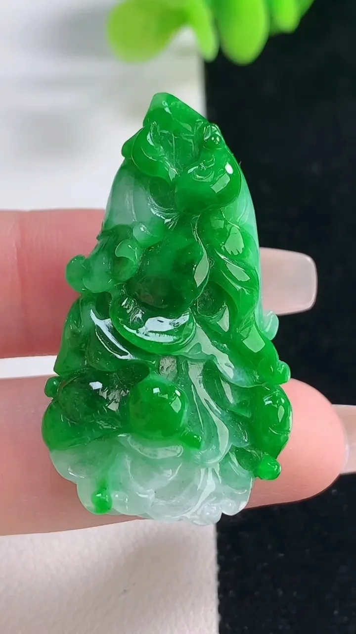 天然A货翡翠白菜吊坠，尺寸40.4-24-10.8，重量:12.65g
12月20日