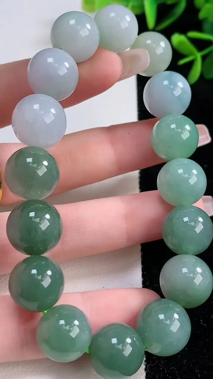 天然A货翡翠圆珠手串，尺寸13，重:59.55g12月20日
工厂直销收藏佳品,种好水足，色泽均匀，有种有色，上手高大气！