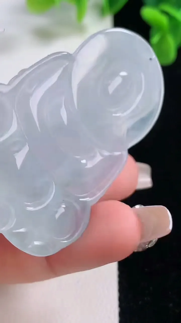 天然A货翡翠观音菩萨吊坠，尺寸55-38.6-5.4，重量:20.13g
12月20日