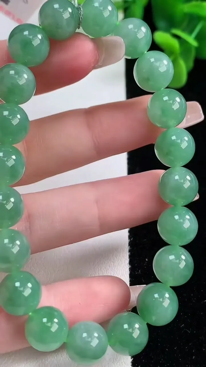 天然A货翡翠圆珠手串，尺寸9.8-26颗，重量:34.33g12月20日
工厂直销收藏佳品,种好水足，色泽均匀，有种有色，上手高大气！