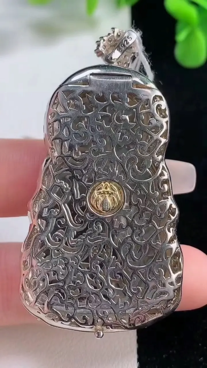 天然A货翡翠观音菩萨吊坠，尺寸58.6-30.6-8.6，裸石44-28.6重量:16.52g
12月20日