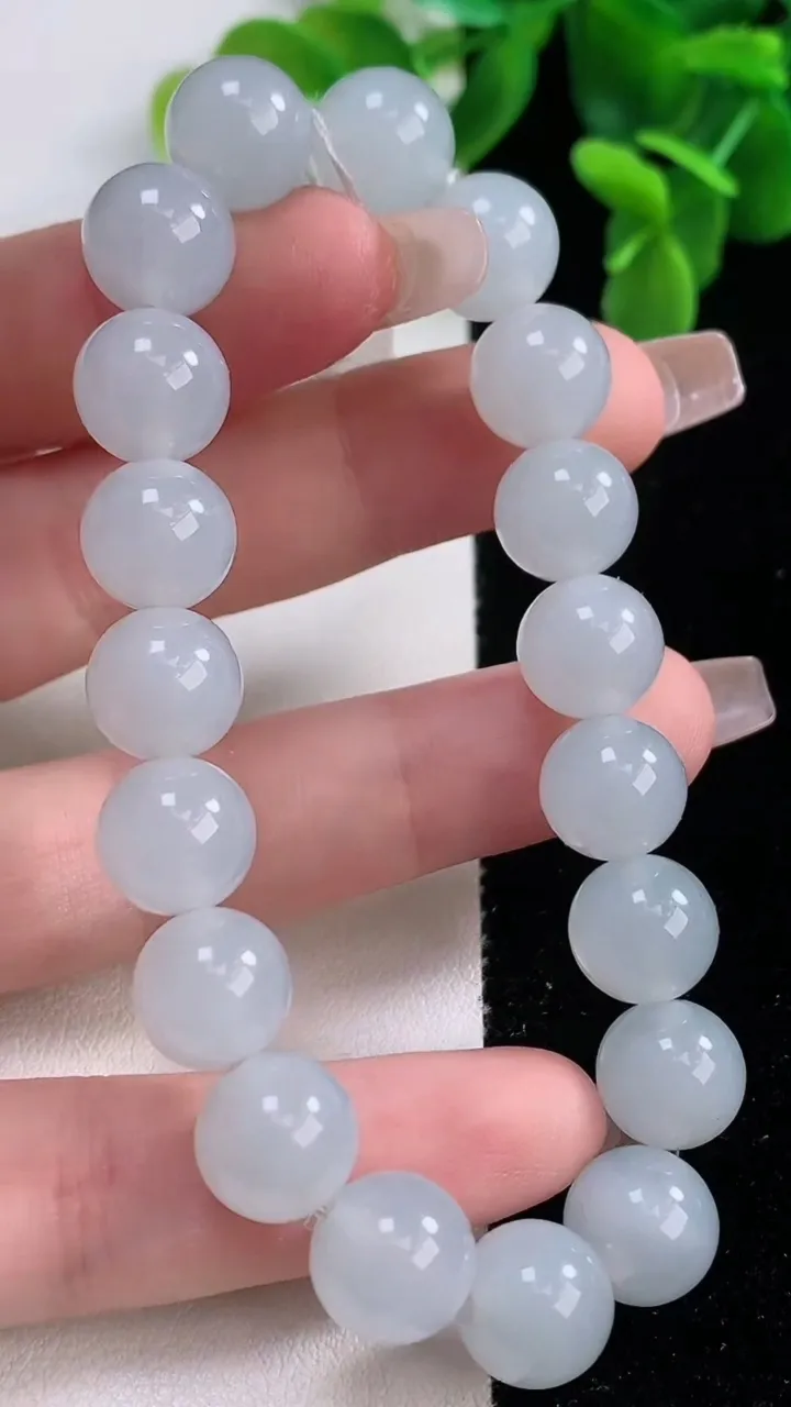 天然A货翡翠圆珠手串，尺寸10.3-19颗，重量:35.55g12月20日
工厂直销收藏佳品,种好水足，色泽均匀，有种有色，上手高大气！