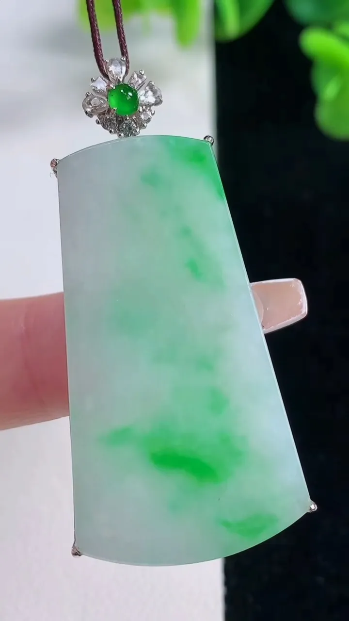 天然A货翡翠无事牌吊坠，尺寸41-23.6-5.2，重量:8.72g
12月20日