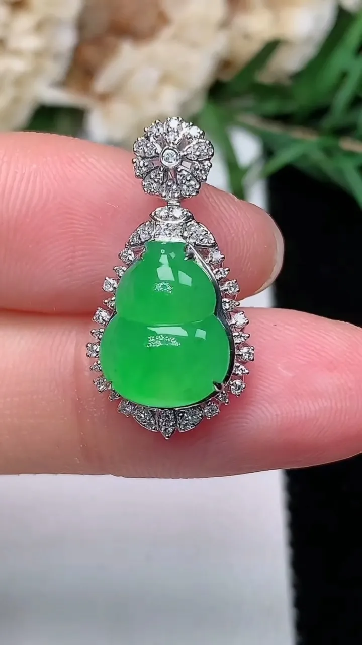 天然A货翡翠葫芦吊坠，尺寸23.4-12.4-7.8，裸石11.8-9.3，重量:2.10g
12月20日