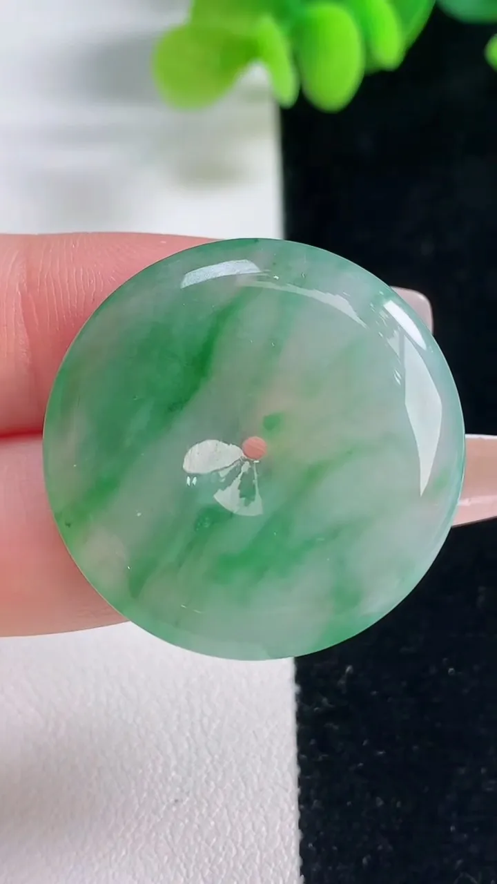 天然A货翡翠平安扣吊坠，尺寸30.3-5，重量:9.45g
12月20日