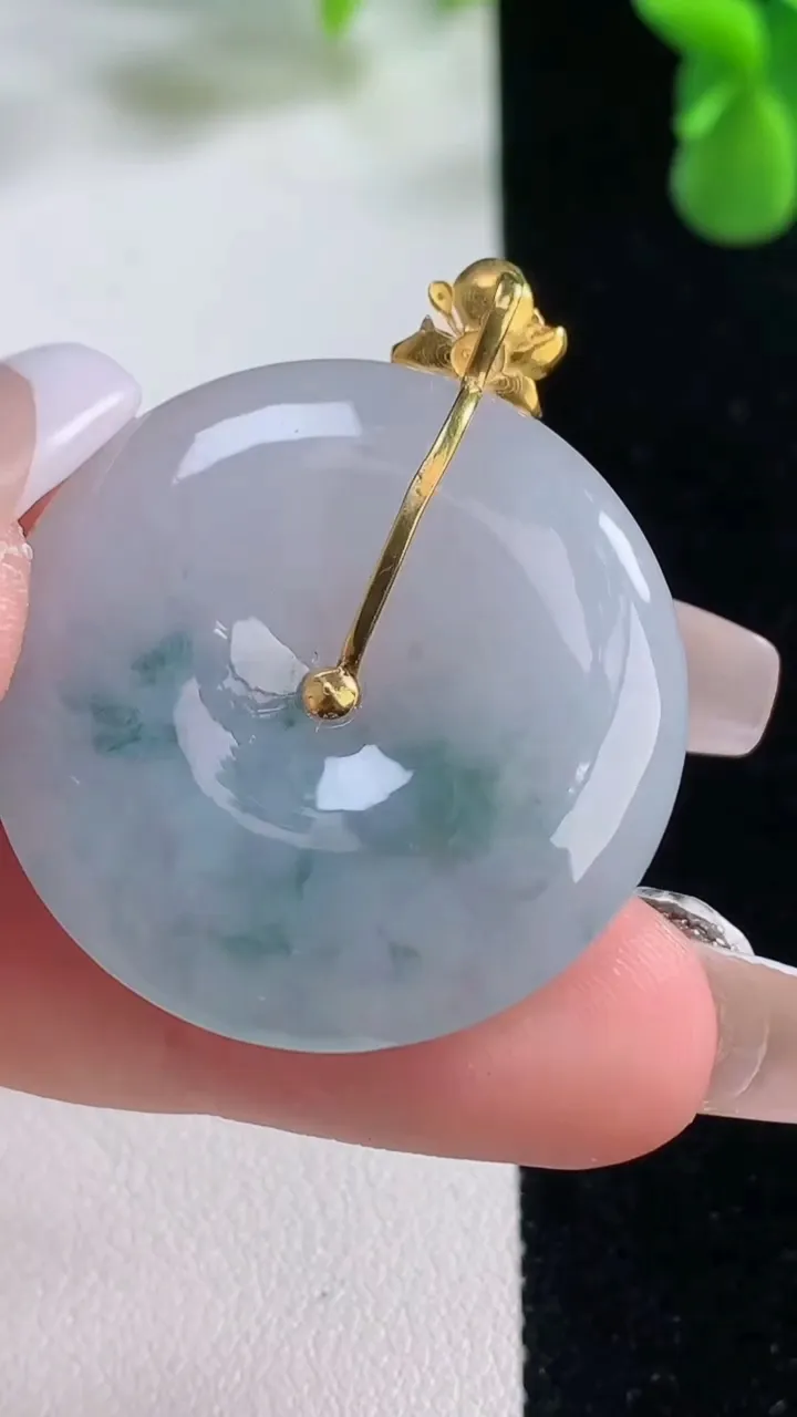 天然A货翡翠18K金飘花平安扣吊坠，尺寸31.2-5.7，重量:12.05g
12月20日