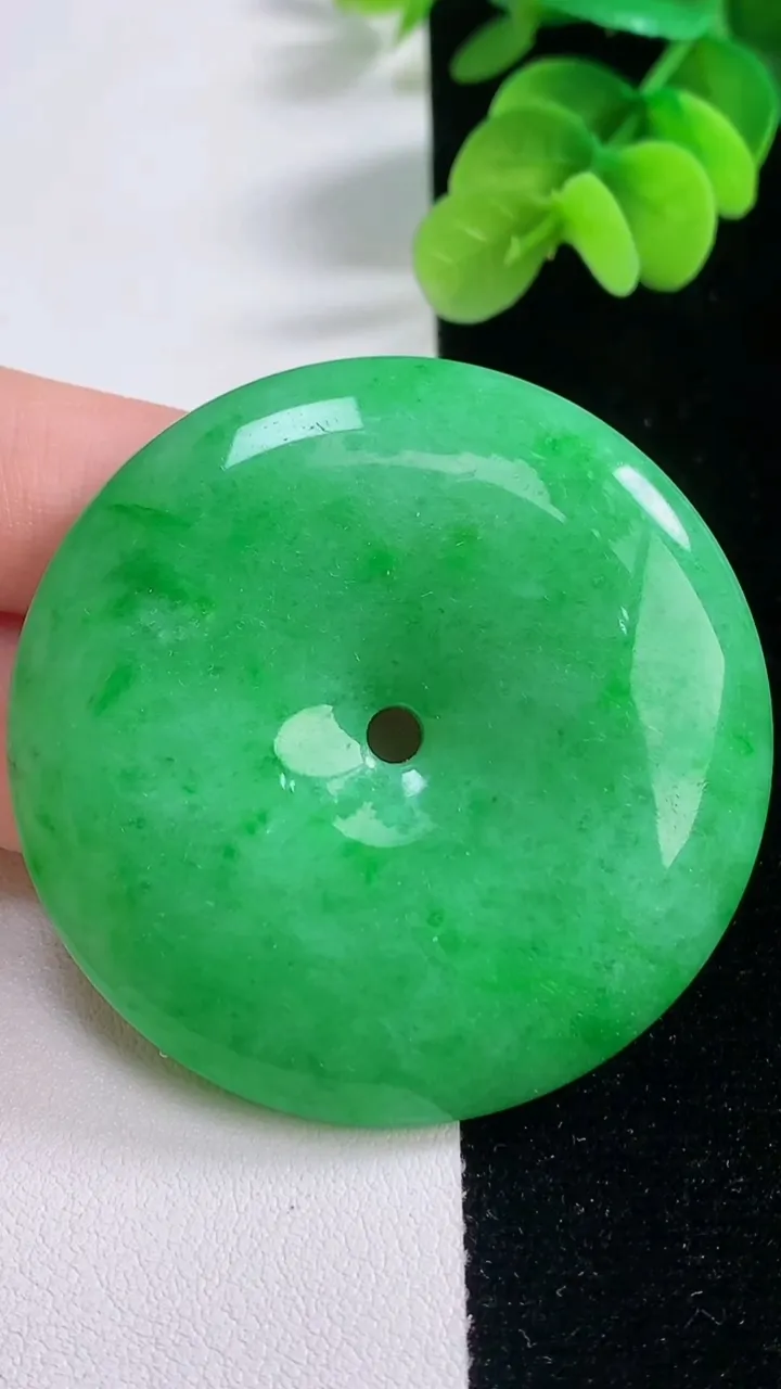 天然A货翡翠平安扣吊坠，尺寸49.5-8.8，重量:46.30g
12月20日