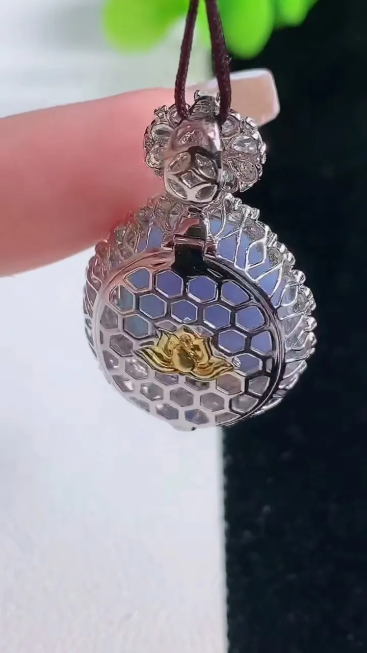 天然A货翡翠18K金紫罗兰蛋面吊坠，尺寸30.7-18.3-15
12月20日