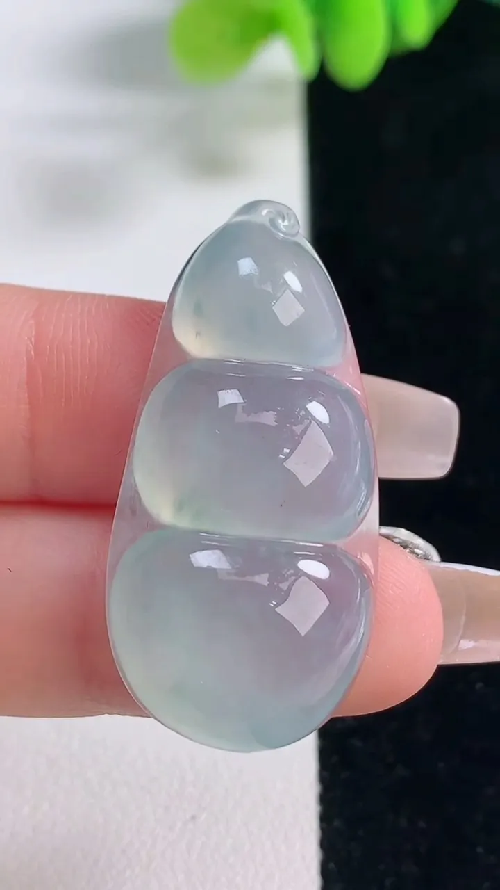 天然A货翡翠种飘花福豆吊坠，尺寸37.5-17.8-7，重量:7.68g
12月20日