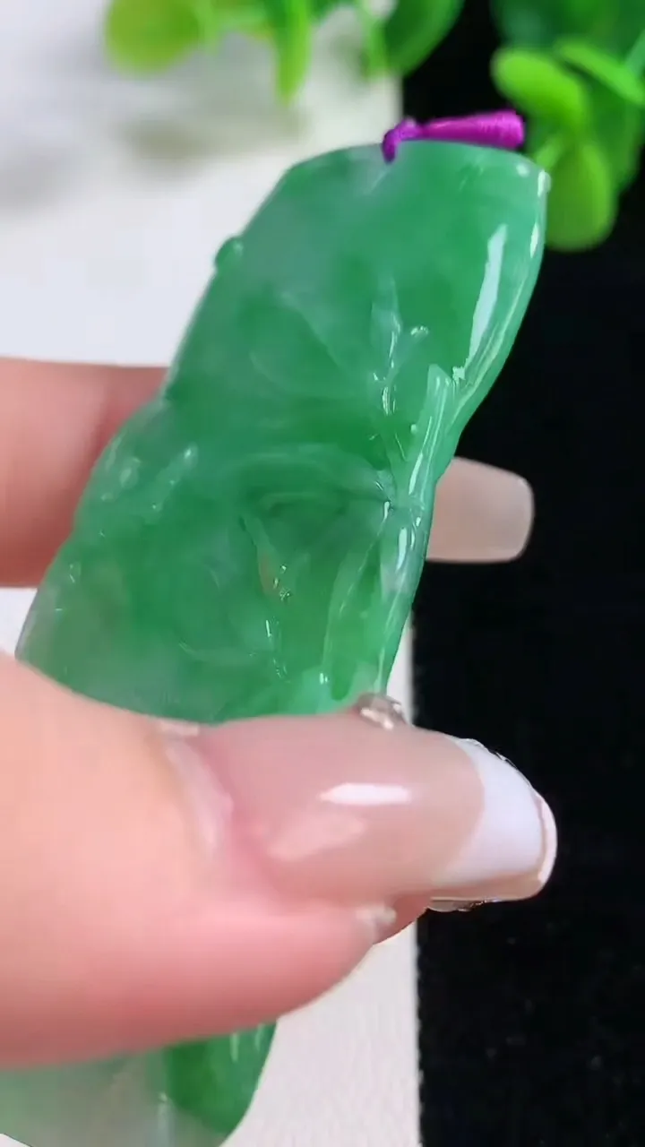 天然A货翡翠节节高升 竹节吊坠，尺寸667-32.3-4.4，重量:25.48g
12月20日