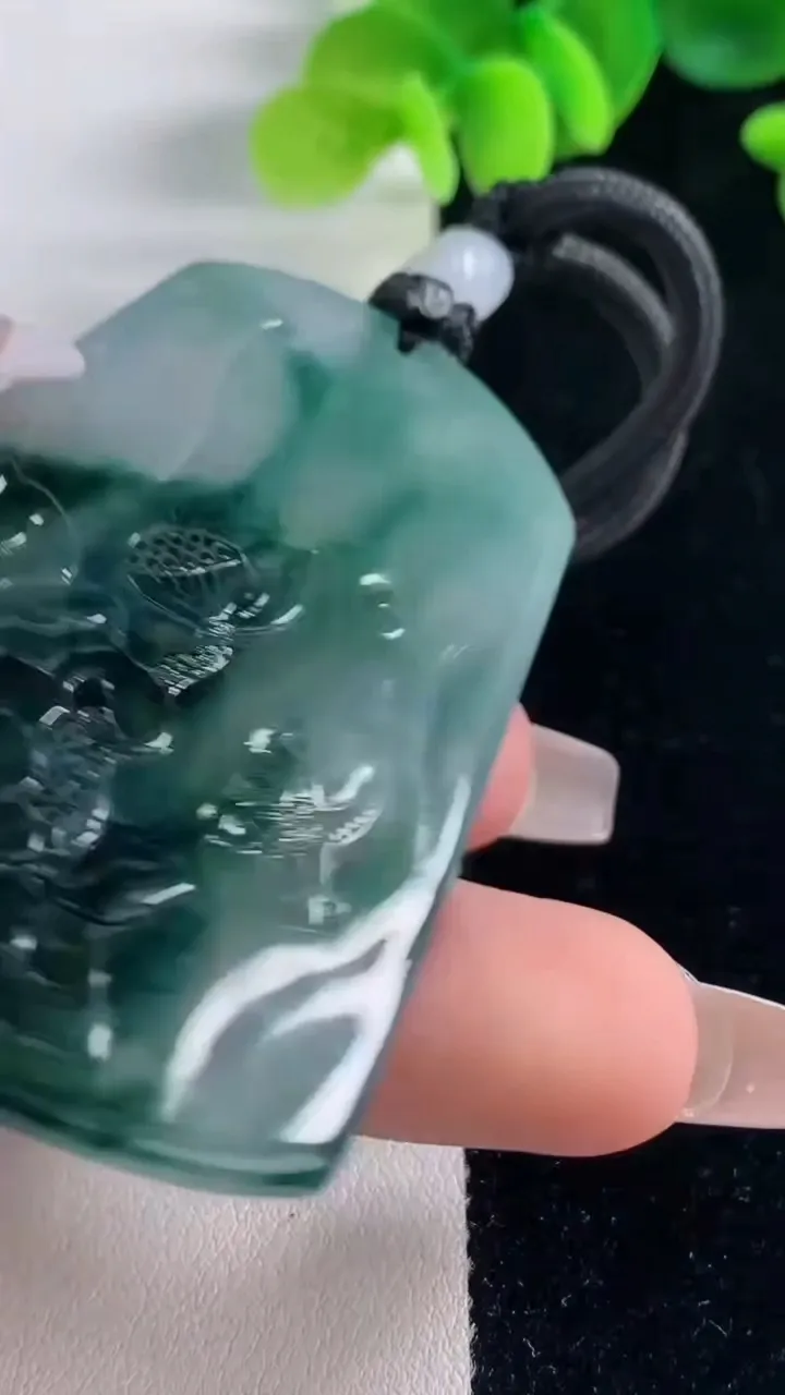 天然A货翡翠种飘花文殊菩萨吊坠，尺寸63.3-42.6-5.3，重量:36.83g
12月20日