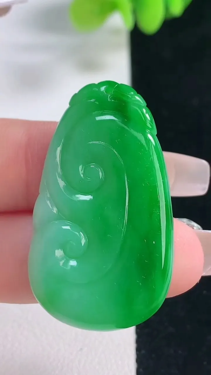 天然A货翡翠如意吊坠，尺寸38.5-22.2-4.4，重量:9.02g
12月20日