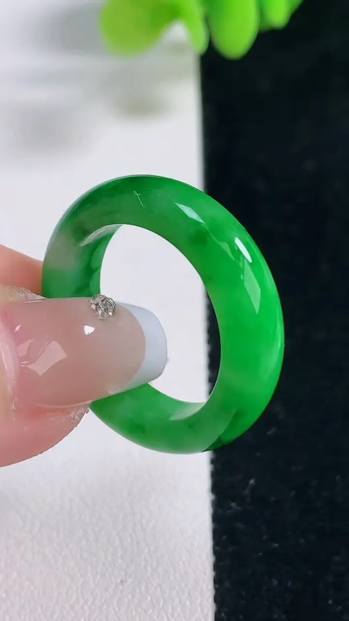 天然A货翡翠指环戒指，尺寸19.7-6.3-3.8，重量:5.67g2025年12月20日
工厂直销收藏佳品,种好水足，色泽均匀，有种有色，上手高大气！