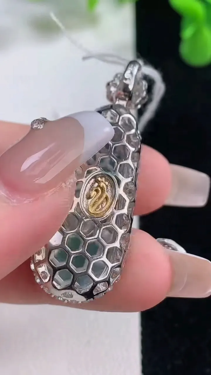 天然A货翡翠福瓜吊坠，尺寸42.3-15-8.6，裸石31.4-11.8重量:5.03g
12月20日