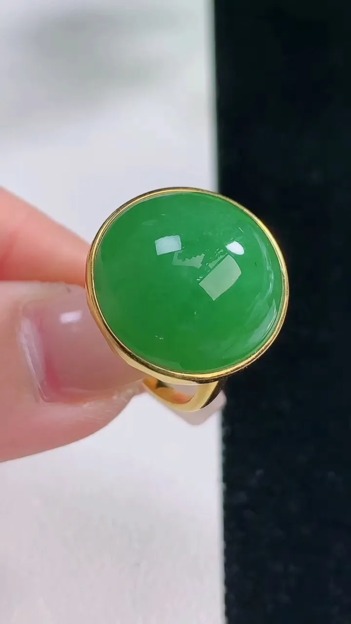 天然A货翡翠蛋面戒指，尺寸17.4-19-18-8.7，重量:6.43g2025年12月20日
工厂