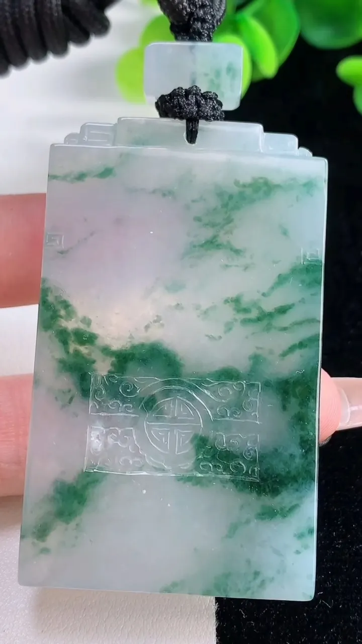 天然A货翡翠种飘花仿古无事牌吊坠，尺寸61-36.7-5.8，重量:51.06g
12月20日