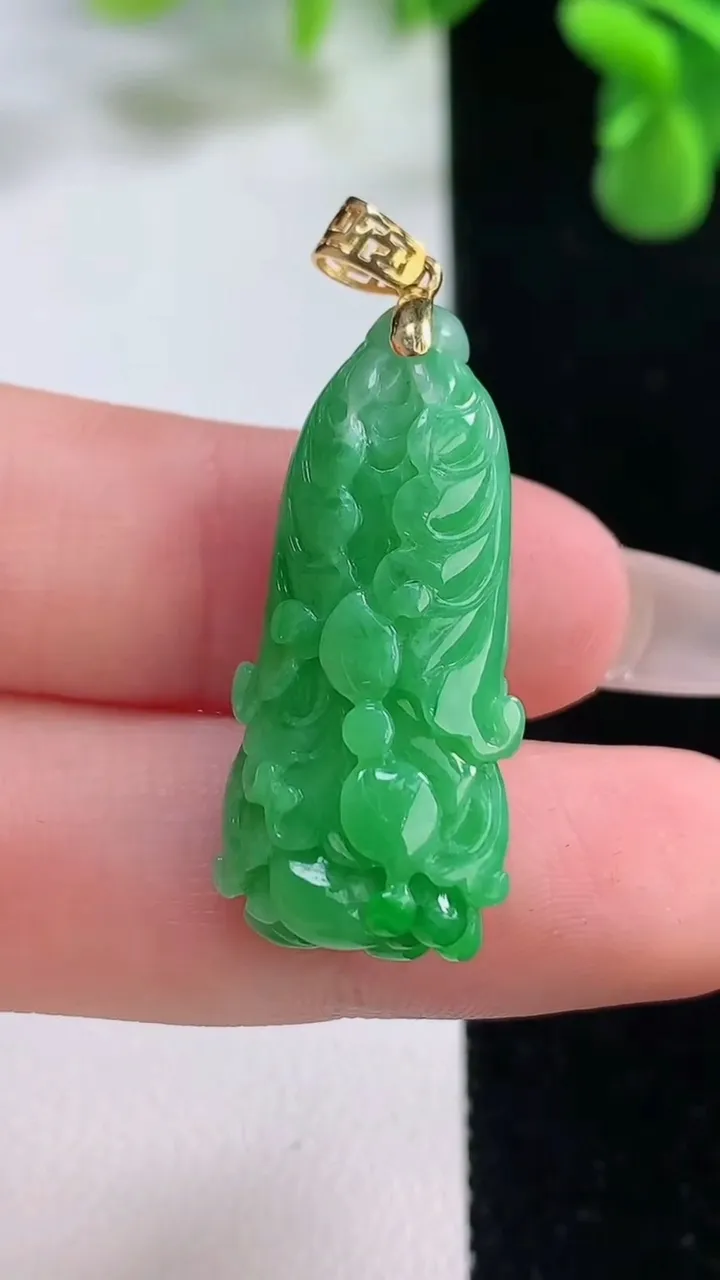 天然A货翡翠白菜吊坠，尺寸31-13.8-9.8，重量:6.58g
12月20日