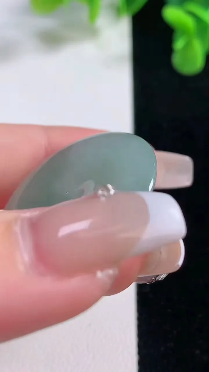 天然A货翡翠平安扣吊坠，尺寸30-5.4，重量:10.50g
12月20日