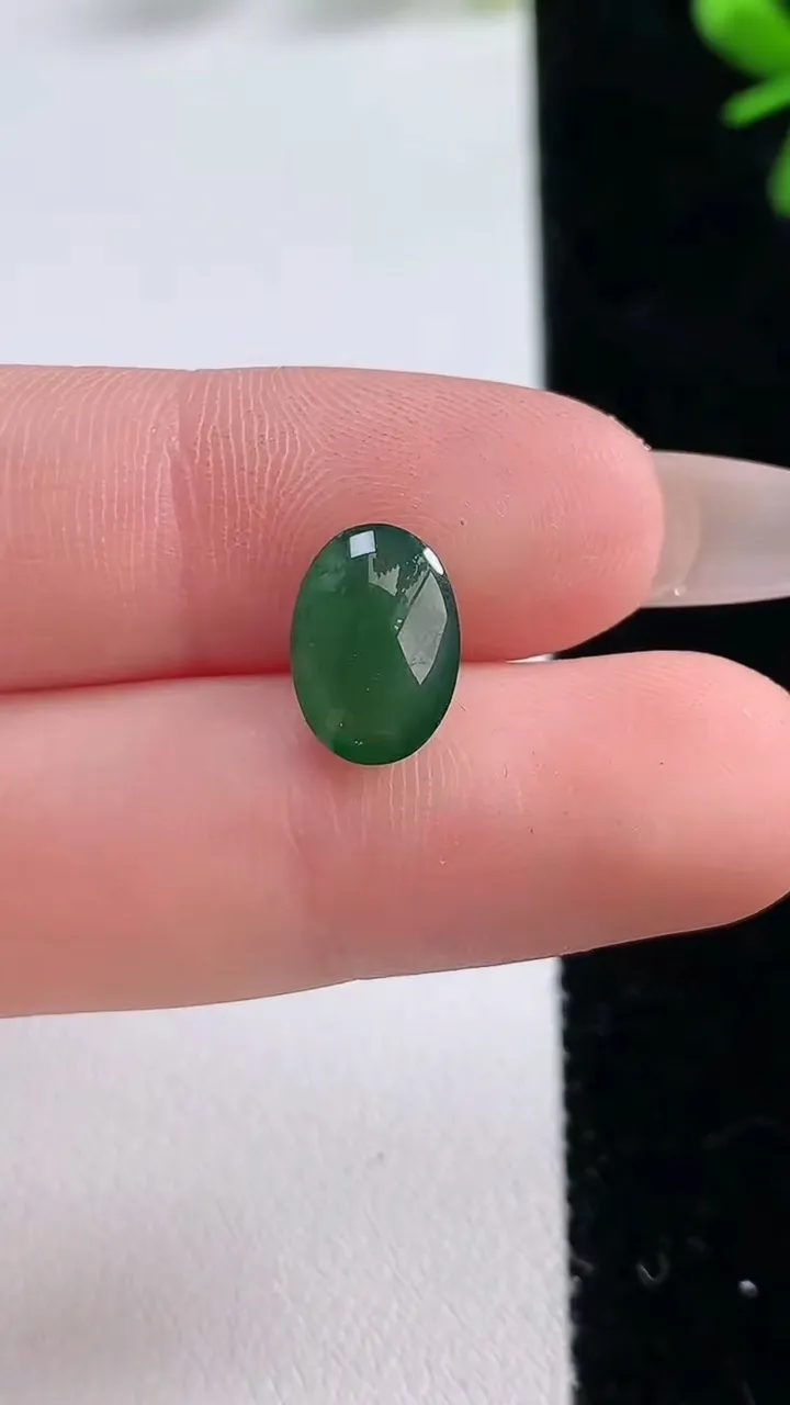 天然A货翡翠蛋面镶嵌件，尺寸11-7.5-4.8，重:0.64g
12月20日