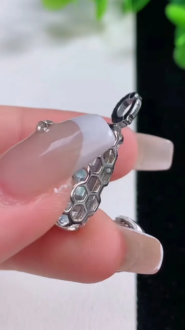 天然A货翡翠福豆吊坠，尺寸27.5-17.5-8.6-6.5，重量:1.97g
12月20日