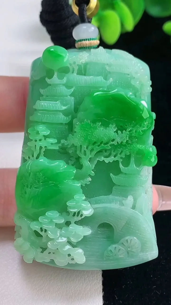 天然A货翡翠山水牌吊坠，尺寸58.3-35.8-14.8，重量:76.83g
12月20日