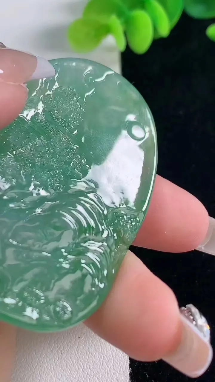 天然A货翡翠山水牌吊坠，尺寸57.8-39.3-6.8，重量:34.17g
12月20日