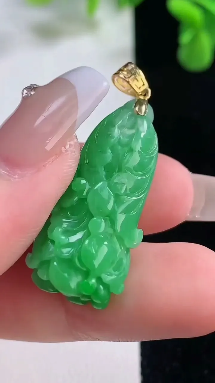 天然A货翡翠白菜吊坠，尺寸31-13.8-9.8，重量:6.58g
12月20日