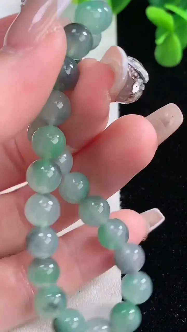 天然A货翡翠圆珠手串，尺寸7.4-25颗，重量:17.55g12月20日
工厂直销收藏佳品,种好水足，色泽均匀，有种有色，上手高大气！