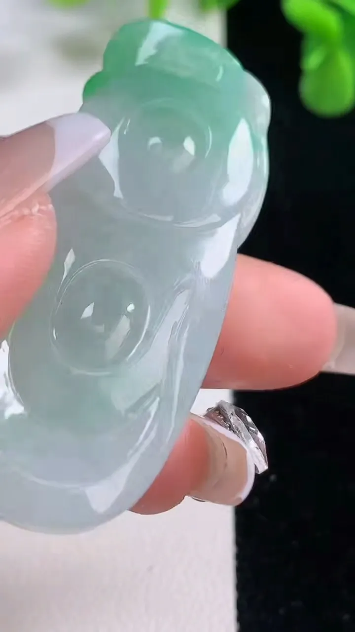 天然A货翡翠逍遥佛吊坠，尺寸53.8-20.6-9.5，重量:20.00g
12月20日