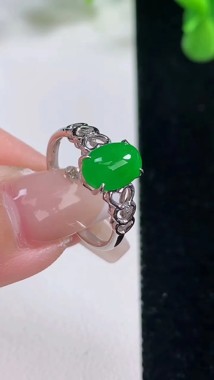 天然A货翡翠蛋面戒指，尺寸17-8.7-6.2-4.7，重量:2.38g2025年12月20日
工厂