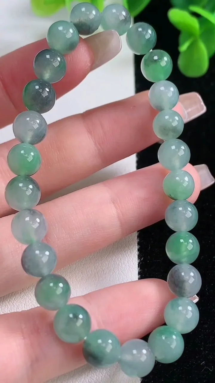 天然A货翡翠圆珠手串，尺寸7.4-25颗，重量:17.55g12月20日
工厂直销收藏佳品,种好水足，色泽均匀，有种有色，上手高大气！