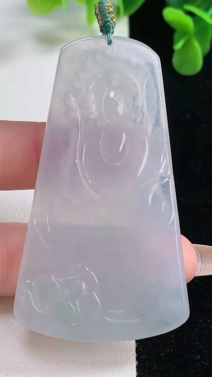 天然A货翡翠虚空藏菩萨吊坠，尺寸65.7-35.2-5.2，重量:28.33g
12月20日