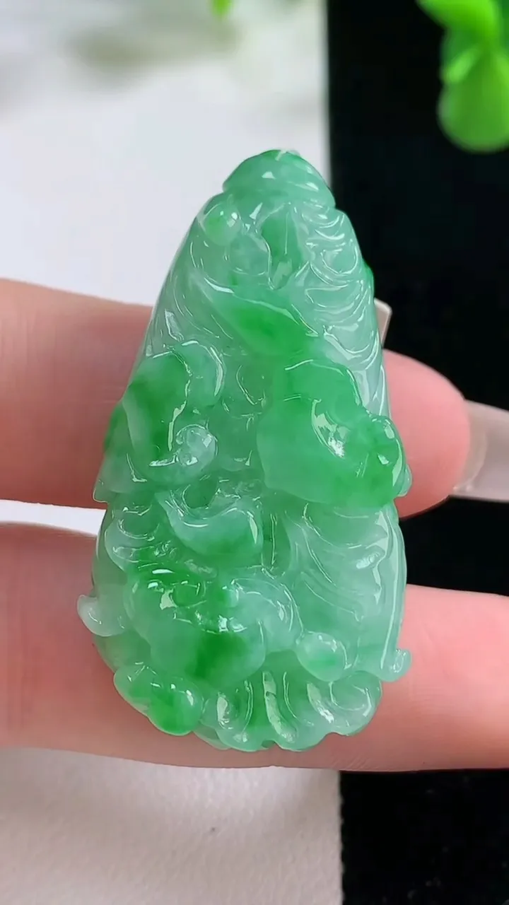 天然A货翡翠白菜吊坠，尺寸43-23-9.4，重量:18.73g
12月20日