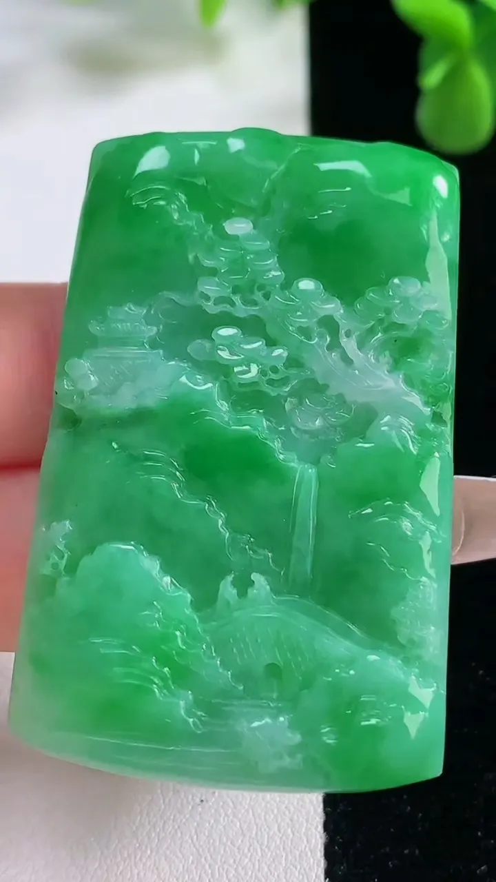 天然A货翡翠山水牌吊坠，尺寸51.3-32.8-5.2，重量:24.60g
12月20日