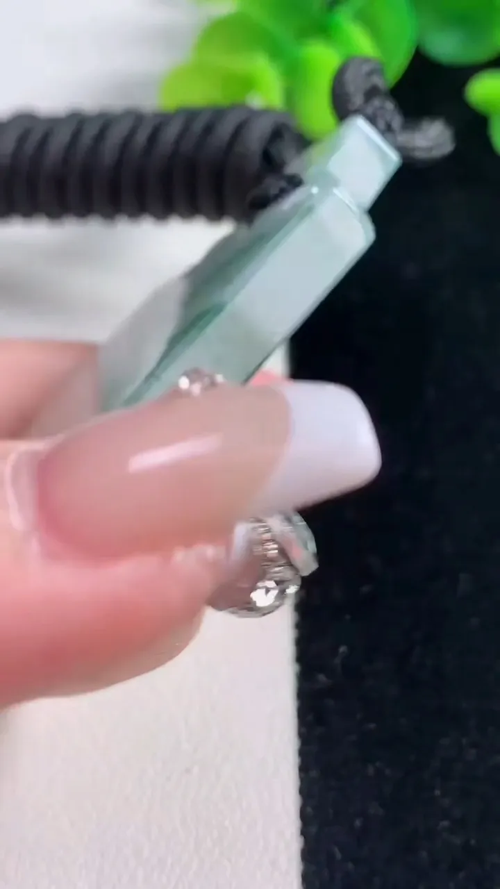 天然A货翡翠种飘花仿古无事牌吊坠，尺寸61-36.7-5.8，重量:51.06g
12月20日