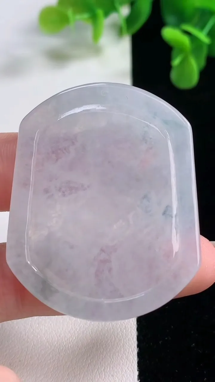 天然A货翡翠冰种飘花生肖马吊坠，尺寸47.2-38-5.5，重量:19.80g
12月20日