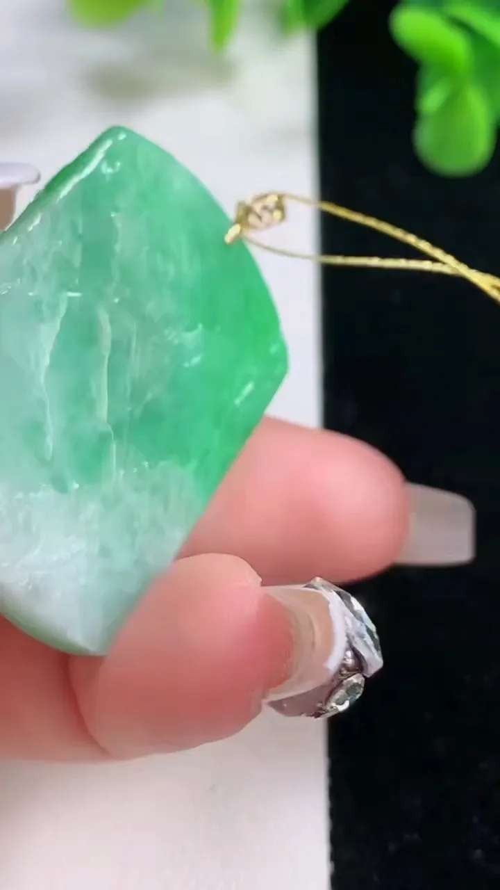 天然A货翡翠山水牌吊坠，尺寸37.3-28-7.4，重量:15.36g
12月20日