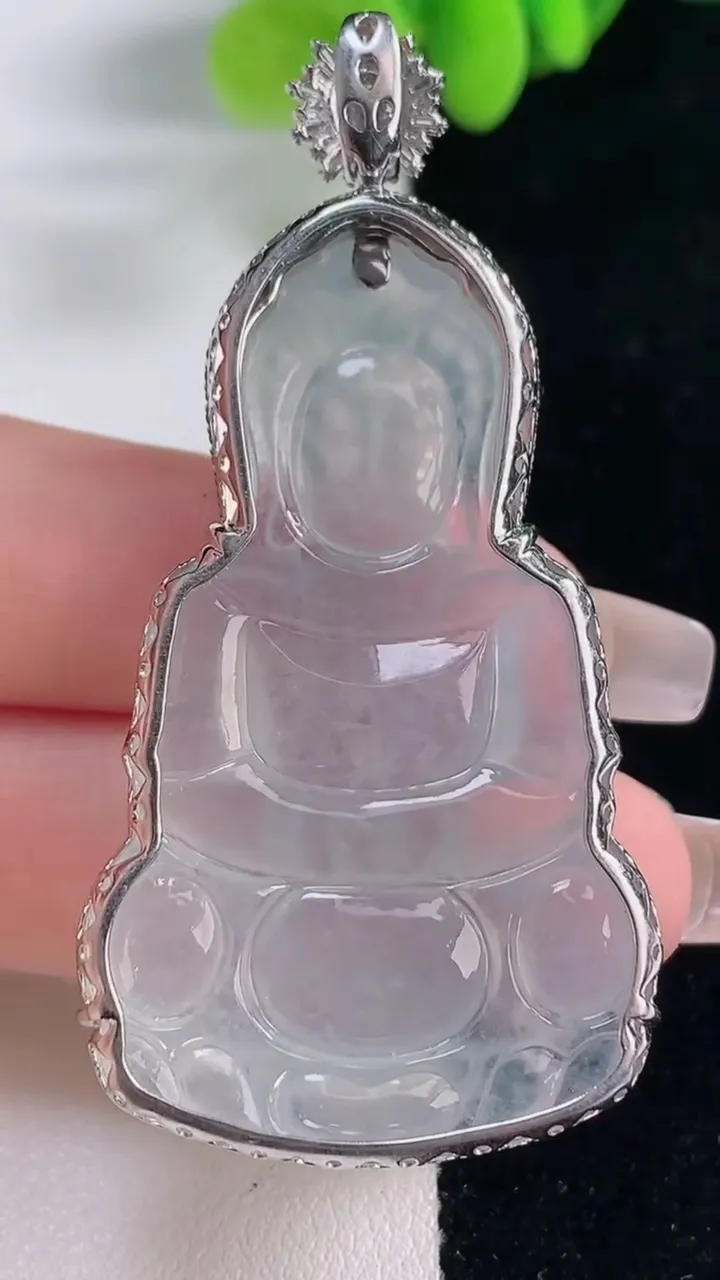 天然A货翡翠种白冰观音菩萨吊坠，尺寸61-49.6-30.6-8.7，重量:16.00g
12月20日