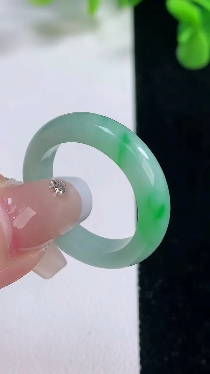 天然A货翡翠指环戒指，尺寸20-5.4-3.4，重量:4.82g2025年12月20日
工厂直销收藏佳品,种好水足，色泽均匀，有种有色，上手高大气！